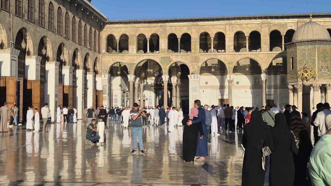 Şam’da binlerce kişi Emevi Camii’nde bayram namazını omuz omuza kıldı