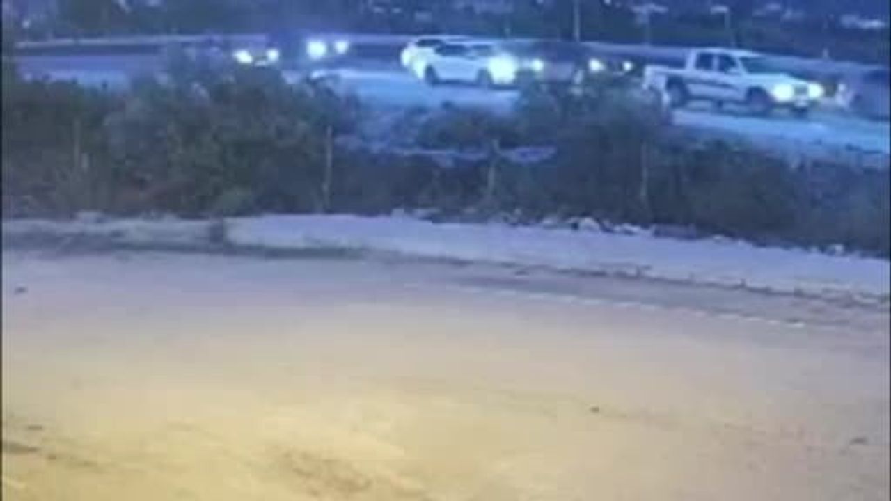 Samandağ'da hızla gelen otomobil kırmızı ışıkta bekleyen iki araca çarptı; bir araç takla attı, 2 yaralı