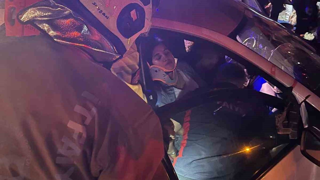 Samandağ'da iki otomobil kafa kafaya çarpıştı: 2'si çocuk 6 yaralı
