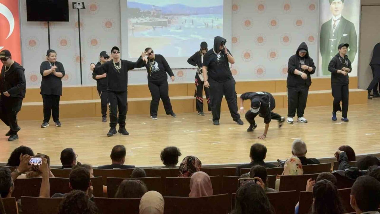 Samsun Adliyesi'nde Engelliler Haftası Etkinliği: Velilerin Halk Oyunları Gösterisi Alkış Topladı