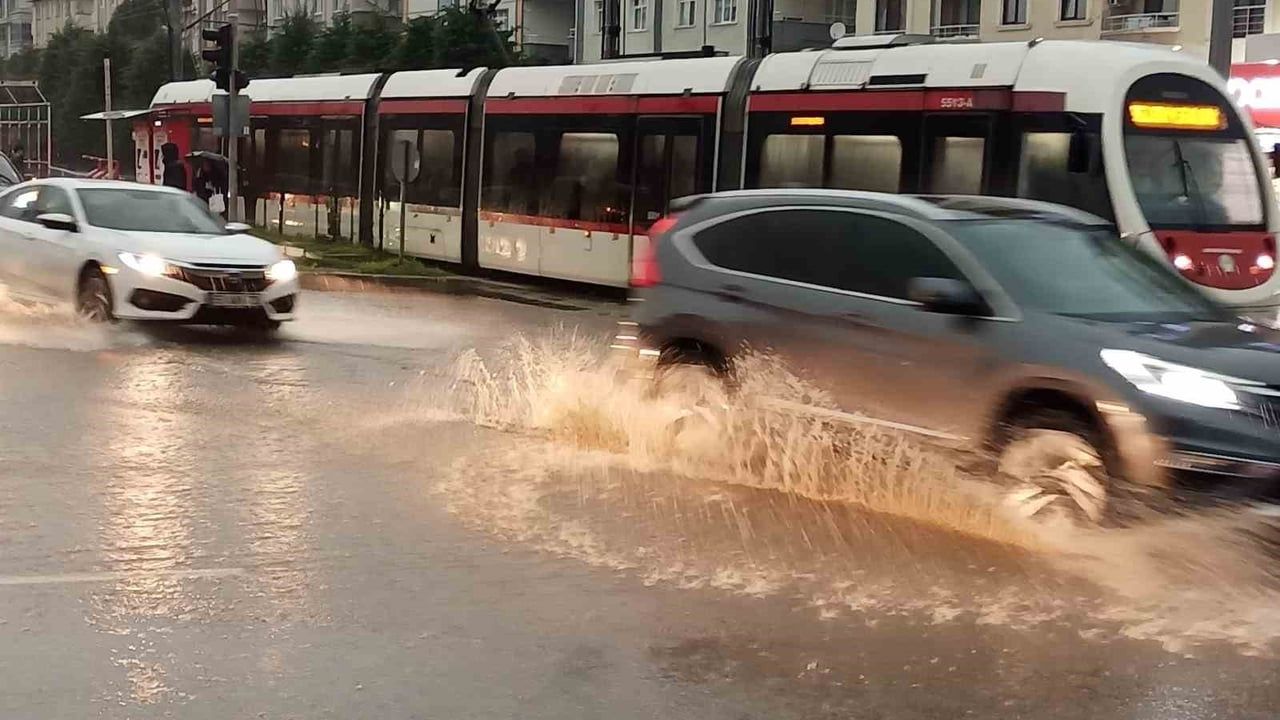 Samsun Atakum'da kuvvetli sağanak: Cadde ve sokaklarda su birikintileri oluştu