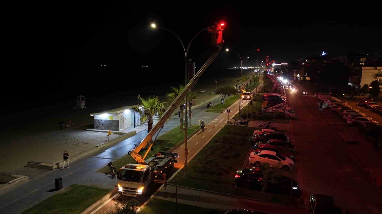 Samsun'da 19 Mayıs'a Özel Aydınlatma: Atakum Sahili Kırmızı ve Beyaza Büründü