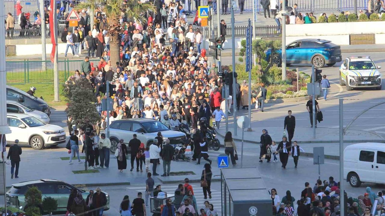 Samsun'da 19 Mayıs: Türk Yıldızları ve SOLOTÜRK Gösterileri Şehir Merkezini Doldurdu