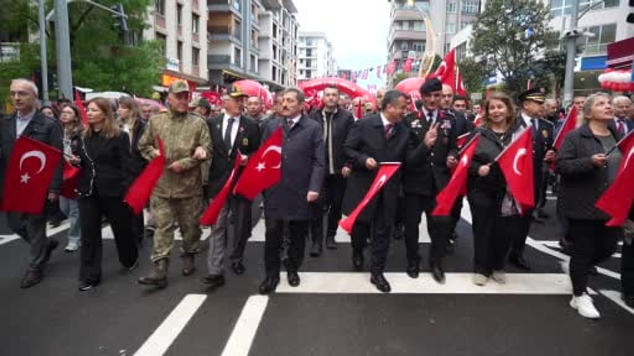 Samsun'da 1919 metrelik bayrakla Fener Alayı ve Gençlik Haftası yürüyüşü