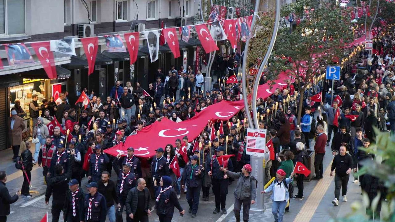 Samsun'da 1919 metrelik Türk bayrağıyla Fener Alayı ve Gençlik Haftası yürüyüşü