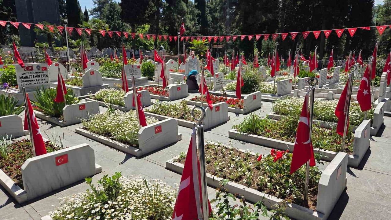 Samsun'da 90 yaşındaki şehit annesi 34 yıldır bayram arifesinde oğlunun mezarını ziyaret ediyor