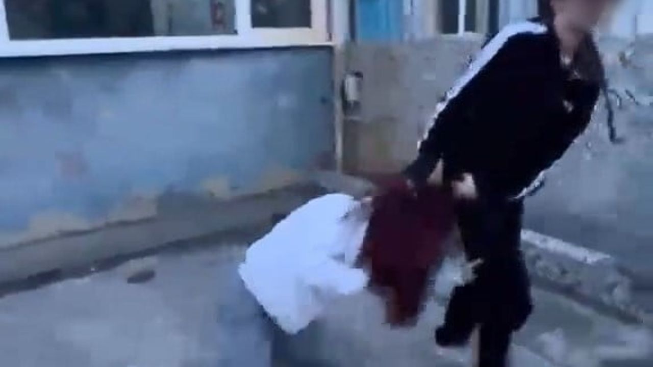 Samsun'da akran zorbalığı: 17 yaşındaki kızın darbedilme anları okul bahçesinde görüntülendi