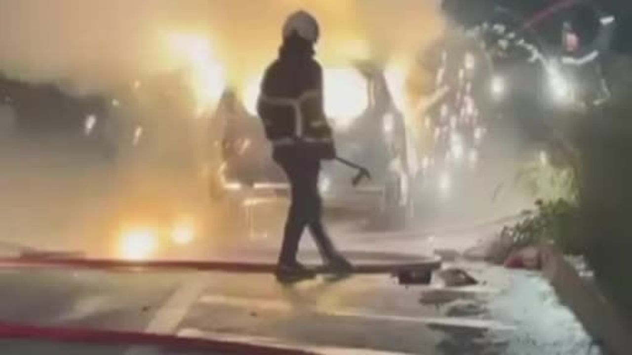 Samsun'da bayram yolculuğunda otomobil yandı; 5 kişilik aile son anda kurtuldu