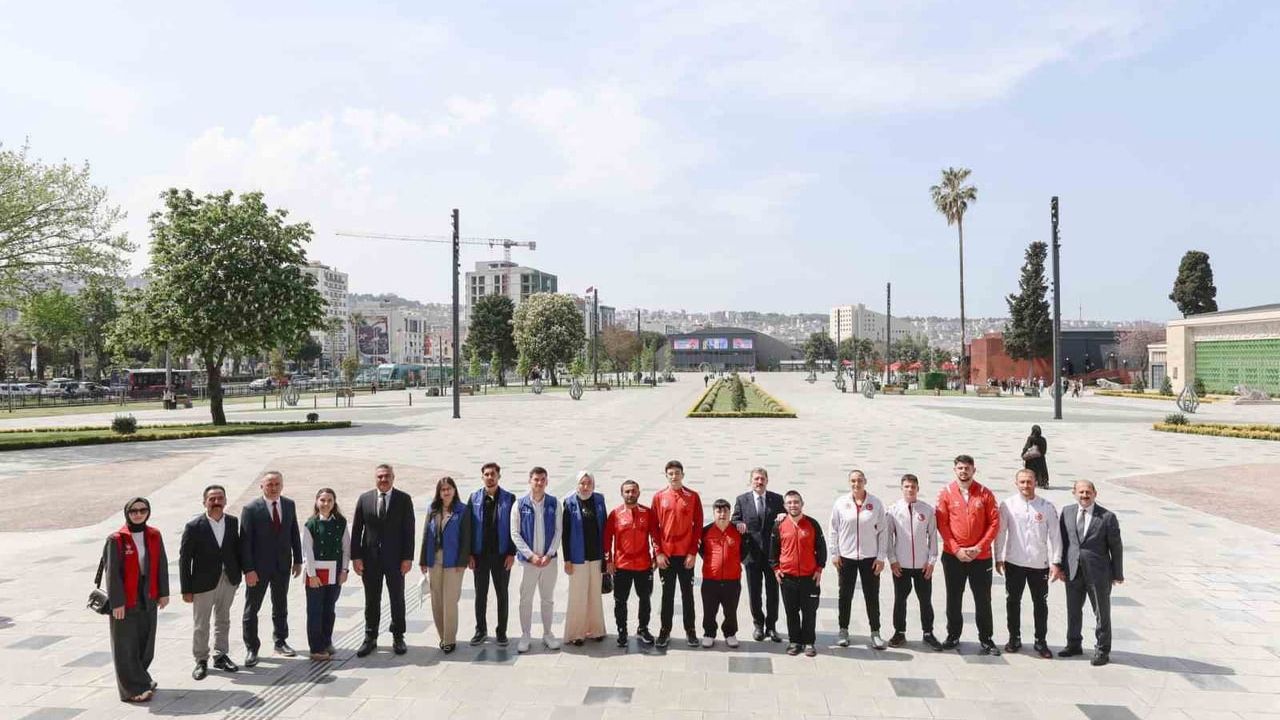 Samsun'da 'Bugünün Gençleri, Geleceğin Yöneticileri' etkinliğinde sporcular Vali Tavlı'yı ziyaret etti
