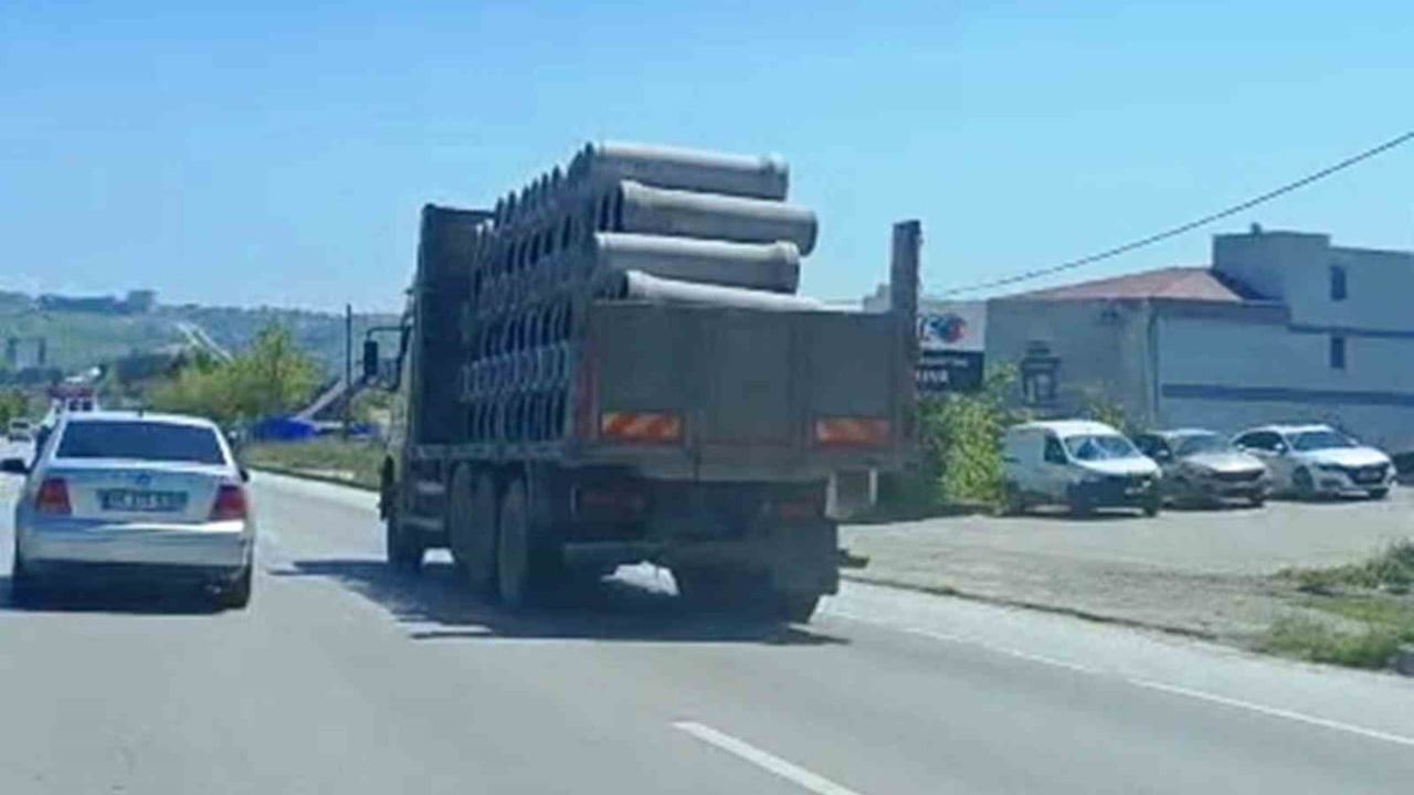 Samsun'da dorsede önlem alınmadan taşınan beton borular trafikte tehlike oluşturdu