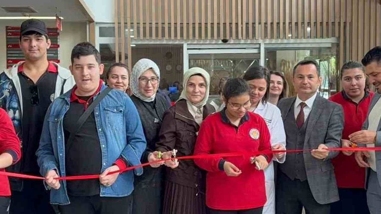 Samsun'da Engelliler Haftası: Özel Öğrencilerin El Emeği Eserleri Büyük Anadolu Hastaneleri'nde Sergilendi