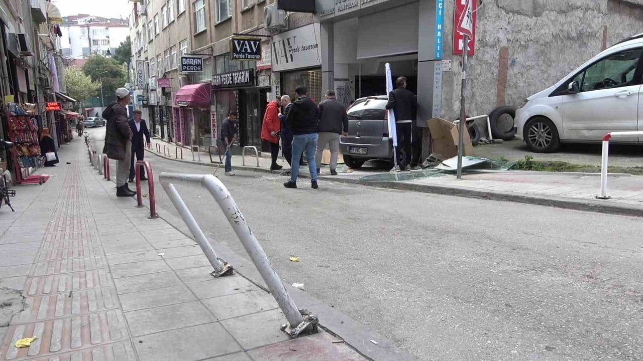 Samsun'da kontrolden çıkan otomobil terzi dükkanına girdi; can kaybı yok