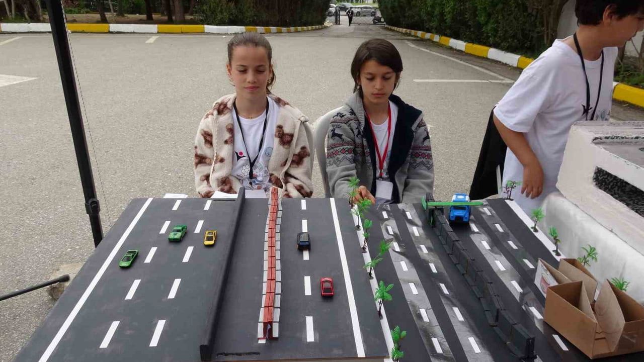 Samsun'da Ortaokul Öğrencilerinden Yapay Zekâ Destekli Geri Dönüşüm ve Hareketli Bariyer Projeleri
