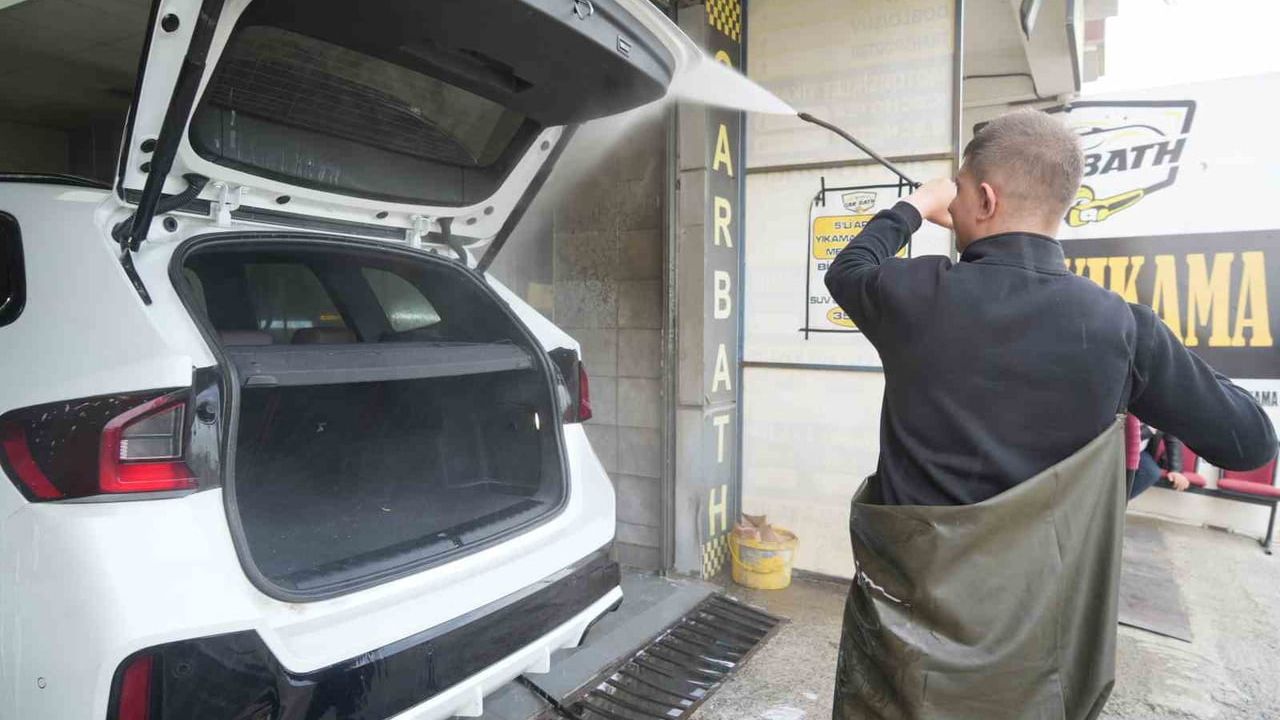 Samsun'da oto yıkamacı Bayram Tokmak, Havza sel mağduru araçları ücretsiz temizleyecek