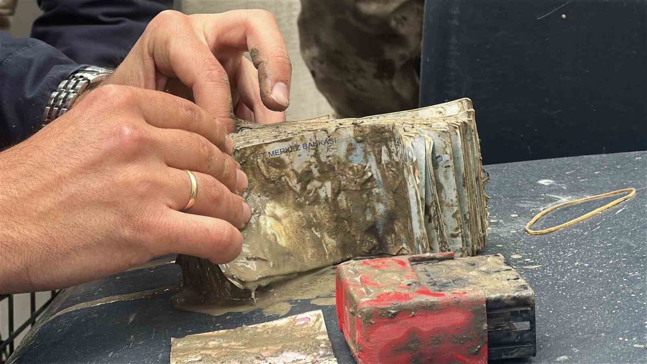 Samsun Havza’da jandarma çamurda bulduğu yaklaşık 6 bin TL’yi emniyete teslim etti