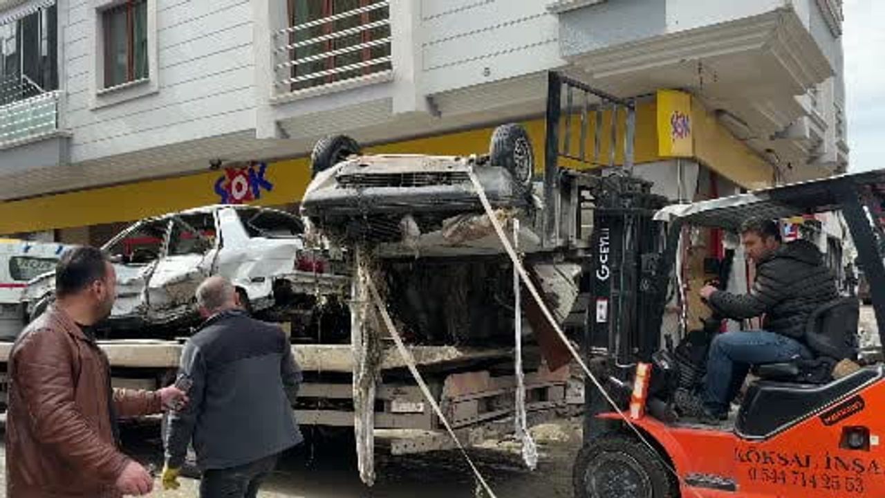 Samsun Havza'da selin yaraları sarılıyor: Hurdaya dönen araçlar kaldırılıyor