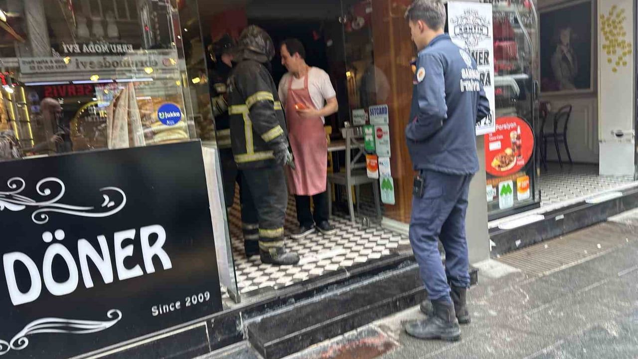 Samsun İlkadım'da 5 katlı binanın çatı katında yangın söndürüldü