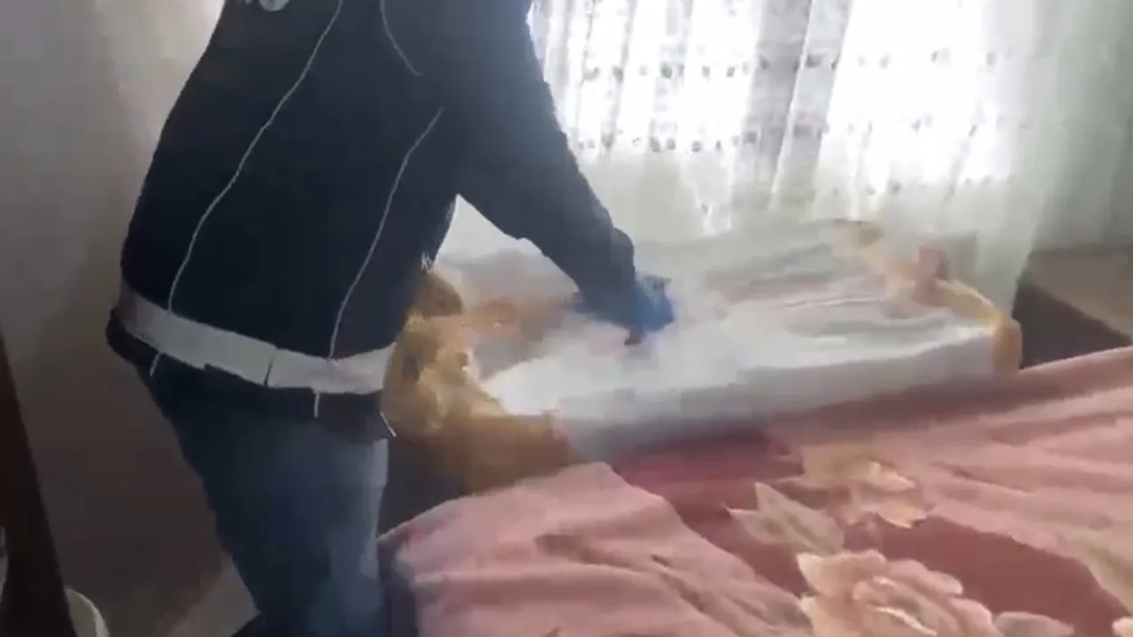 Samsun İlkadım'da emanet ev uyuşturucu deposu çıktı: 105 bin hap ve ruhsatsız tabanca ele geçirildi