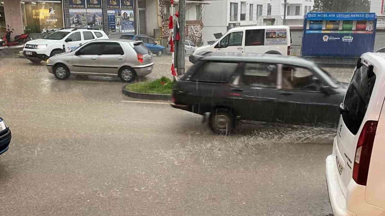 Samsun Kavak'ta sağanak yağış: Cadde ve sokaklarda su birikintileri
