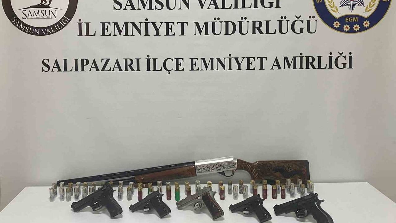 Samsun'un Salıpazarı ilçesinde operasyon: Çok sayıda ruhsatsız silah ve mühimmat ele geçirildi