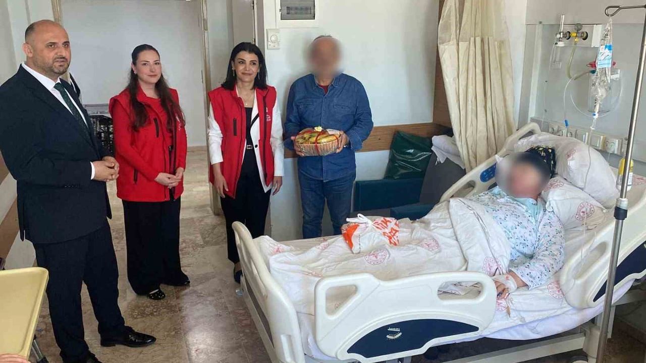 Samsun Vakıflar 213 yıllık geleneği sürdürerek hastalara taze meyve ikram etti