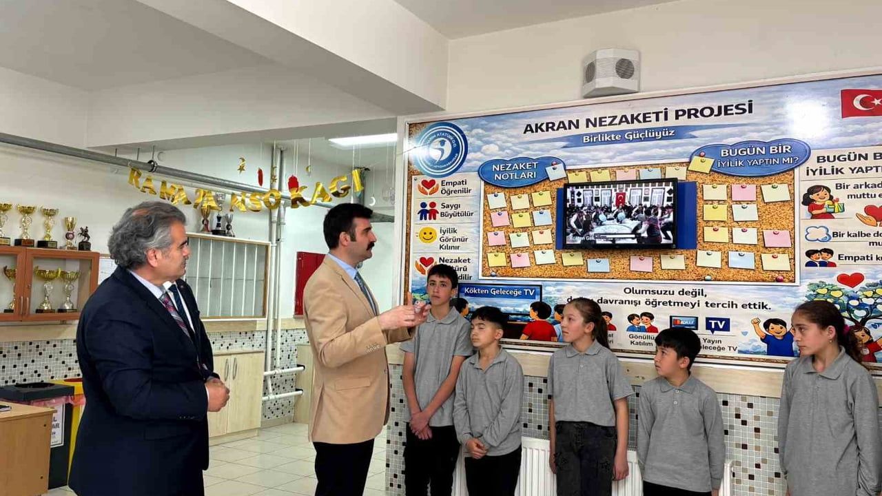 Sandıklı'da 'Akran Nezaketi Projesi' Akharım Atatürk Ortaokulu'nda Başladı