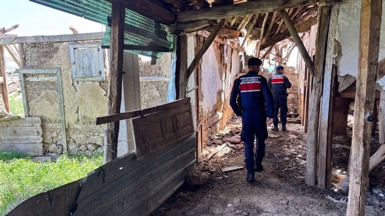 Sandıklı’da jandarma huzur ve güvenlik uygulaması: 210 kişi, 155 araç sorgulandı; aranan şüpheli yakalandı