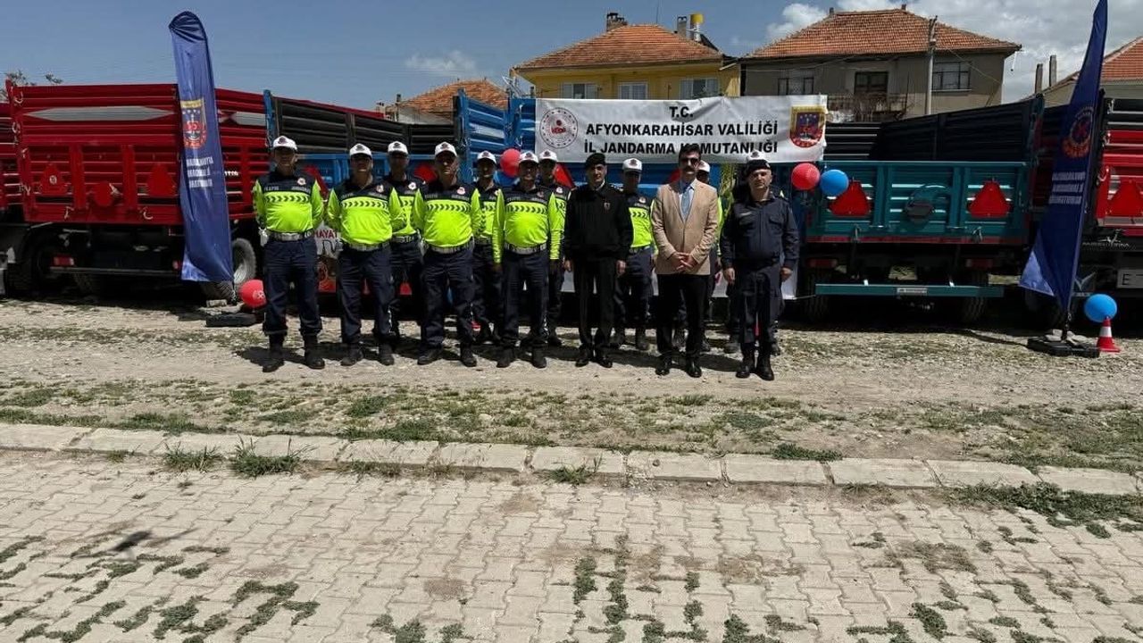 Sandıklı'da 'Reflektör Tak Görünür Ol' Projesiyle Traktör Sürücüleri Bilgilendirildi