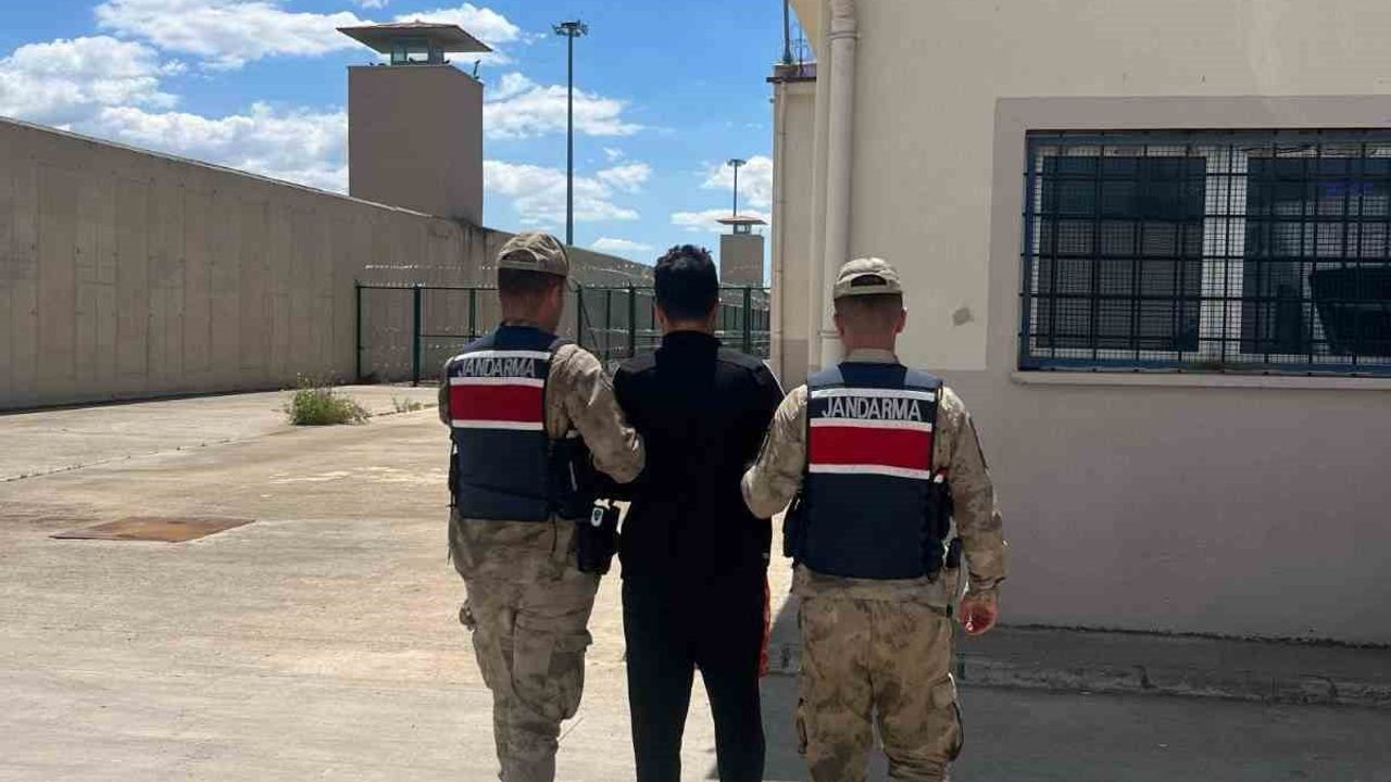 Şanlıurfa'da göçmen kaçakçılığı suçundan aranan şahıs Karaköprü'de yakalandı
