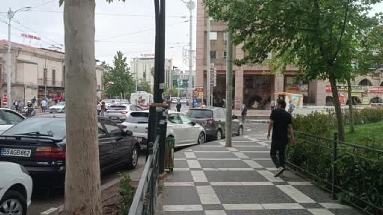 Şanlıurfa'da öğle saatlerinde aniden bastıran sağanak vatandaşları hazırlıksız yakaladı