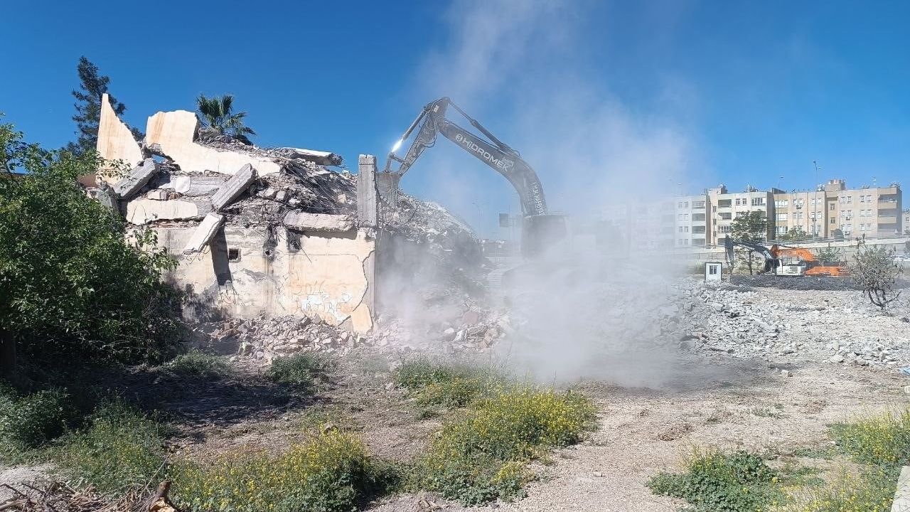Şanlıurfa'da okul yakınındaki bina yıkımı sırasında yayılan toz öğrencilerde paniğe yol açtı