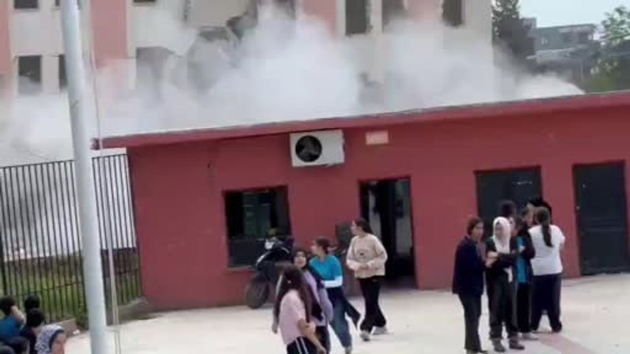 Şanlıurfa'da Okul Yanındaki Yıkımda Yayılan Toz Bulutu Öğrencilerde Paniğe Neden Oldu
