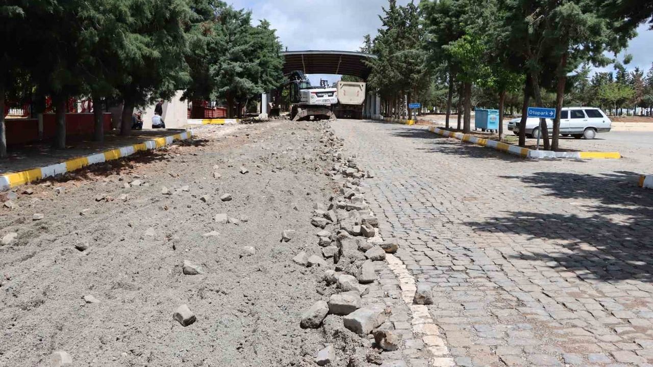 Şanlıurfa'da Yeni Asri Aile Mezarlığı ana yolu sıcak asfaltla yenilendi