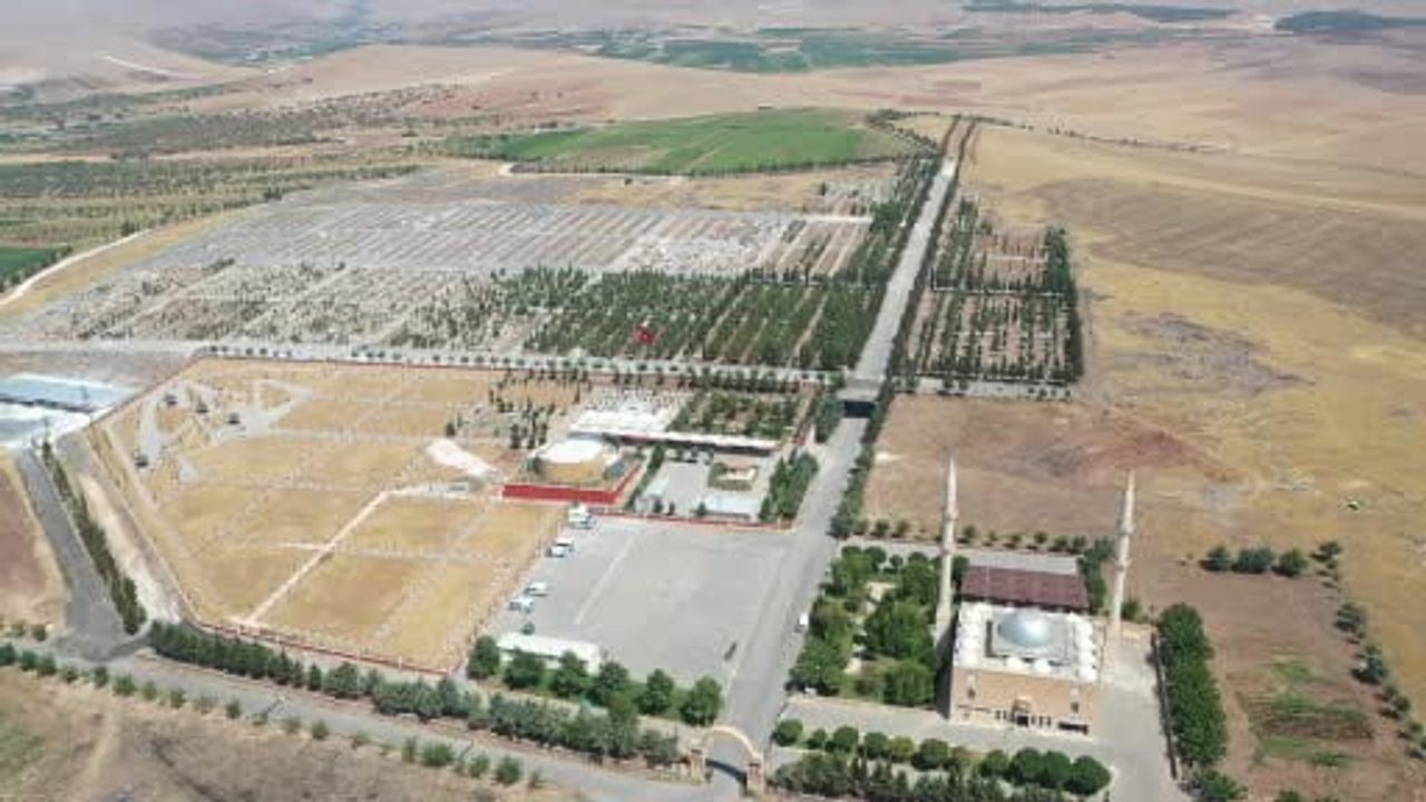 Şanlıurfa’da Yeni Asri Mezarlık yolları sıcak asfaltla yenileniyor