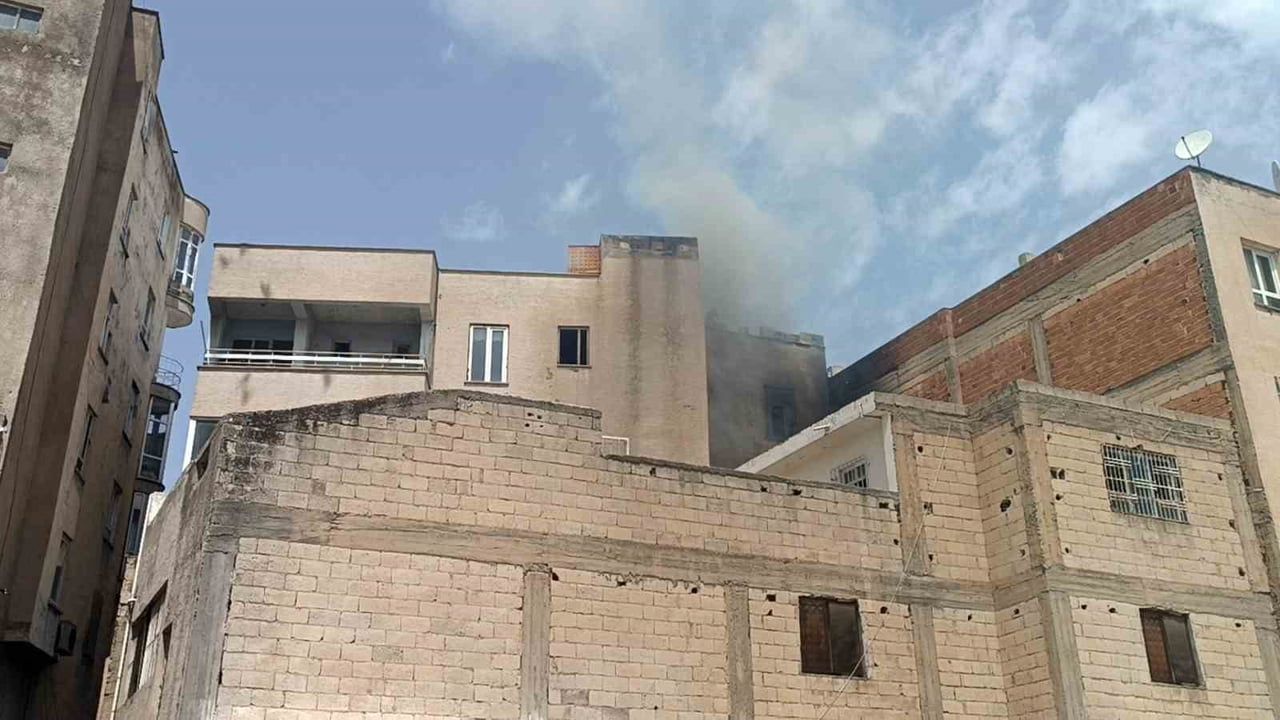 Şanlıurfa Sarayönü Caddesi'nde Apartmandan Yükselen Duman İtfaiyeyi Harekete Geçirdi