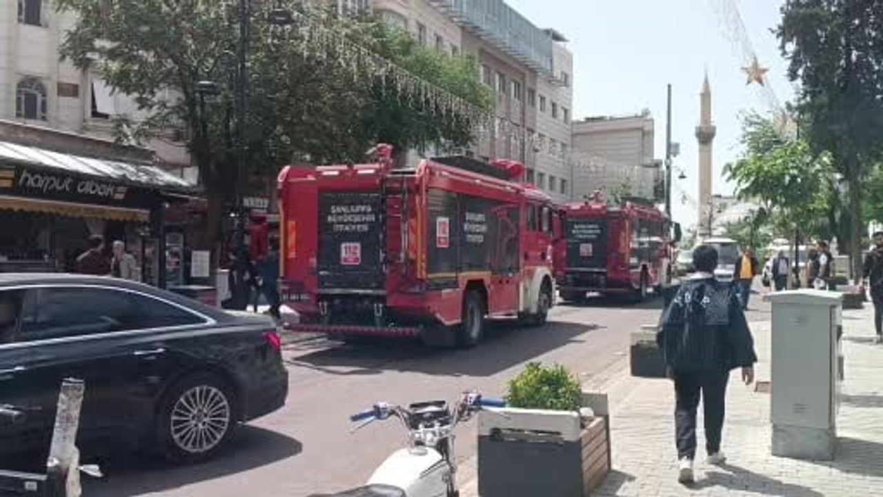 Şanlıurfa Sarayönü Caddesi'nde apartmandan yükselen duman itfaiyeyi harekete geçirdi