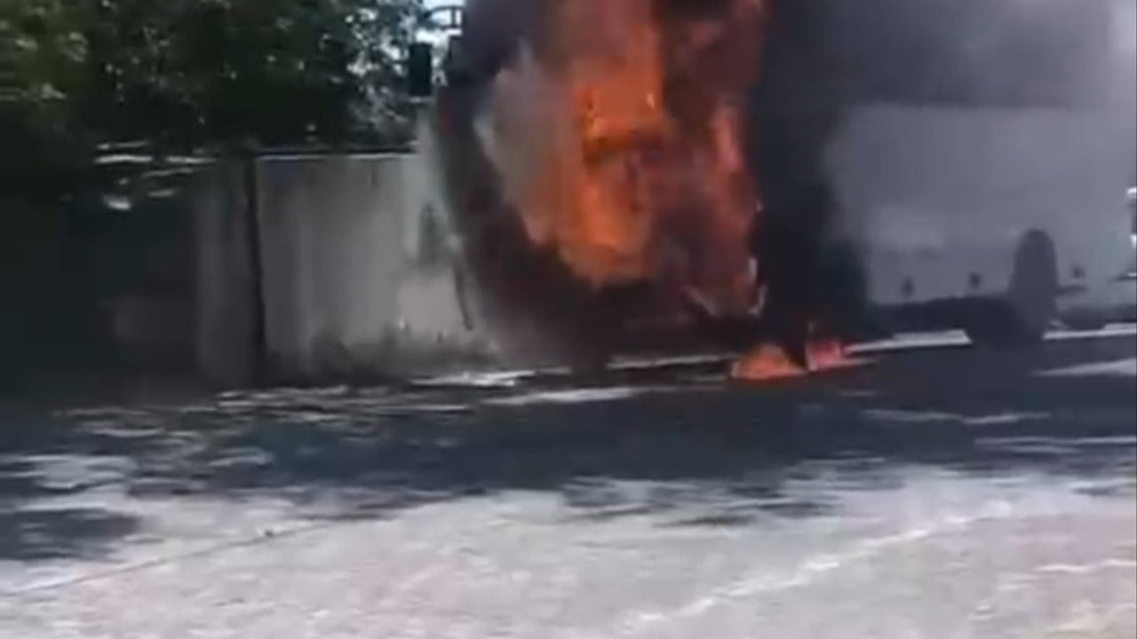 Şanlıurfa Viranşehir'de Eyüpnebi ziyareti sırasında park halindeki tur otobüsünde yangın