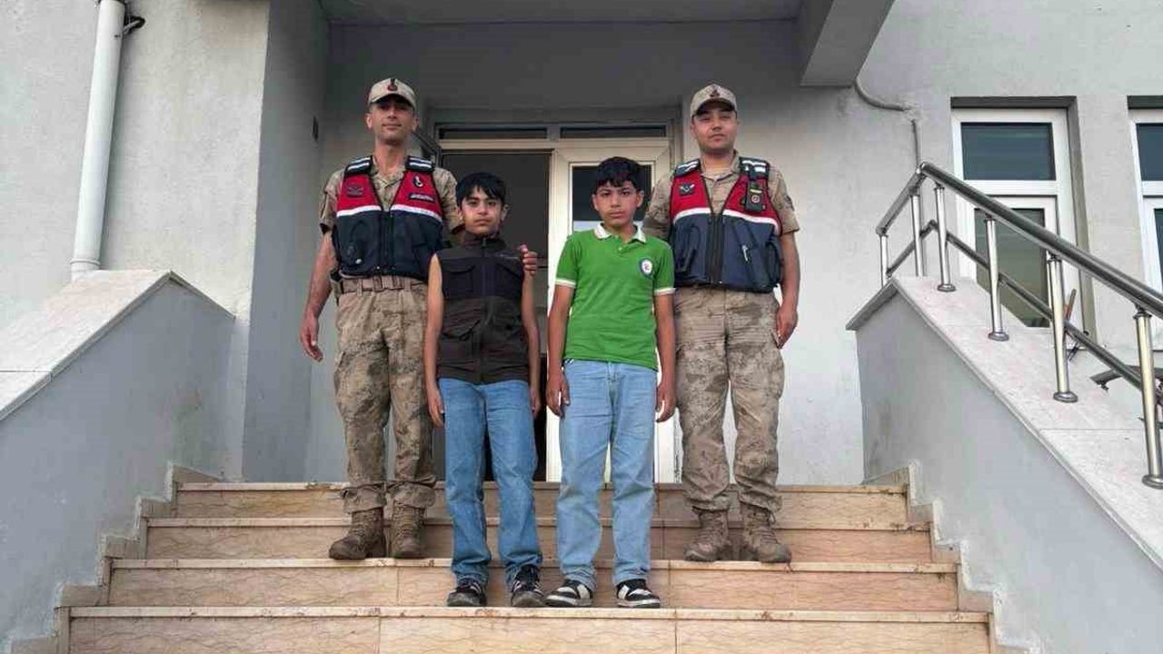 Şanlıurfa Viranşehir'de Jandarma, Yol Kenarında Bulduğu 2 Kayıp Çocuğu Ailelerine Teslim Etti