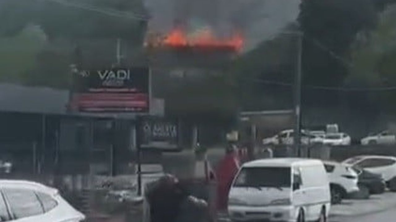 Sapanca'da 3 katlı evin son katında yangın: Anne ve 3 çocuk dumandan etkilendi