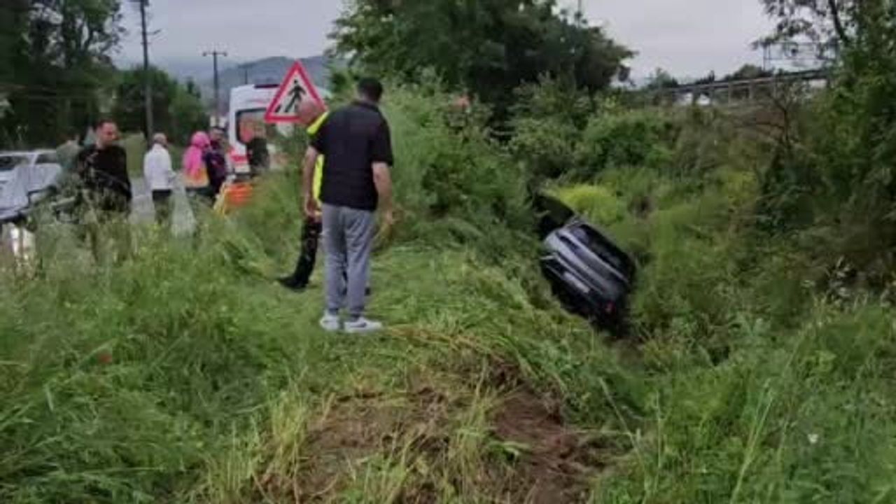 Sapanca'da su kanalına devrilen otomobildeki iki kişi itfaiye ekiplerince kurtarıldı