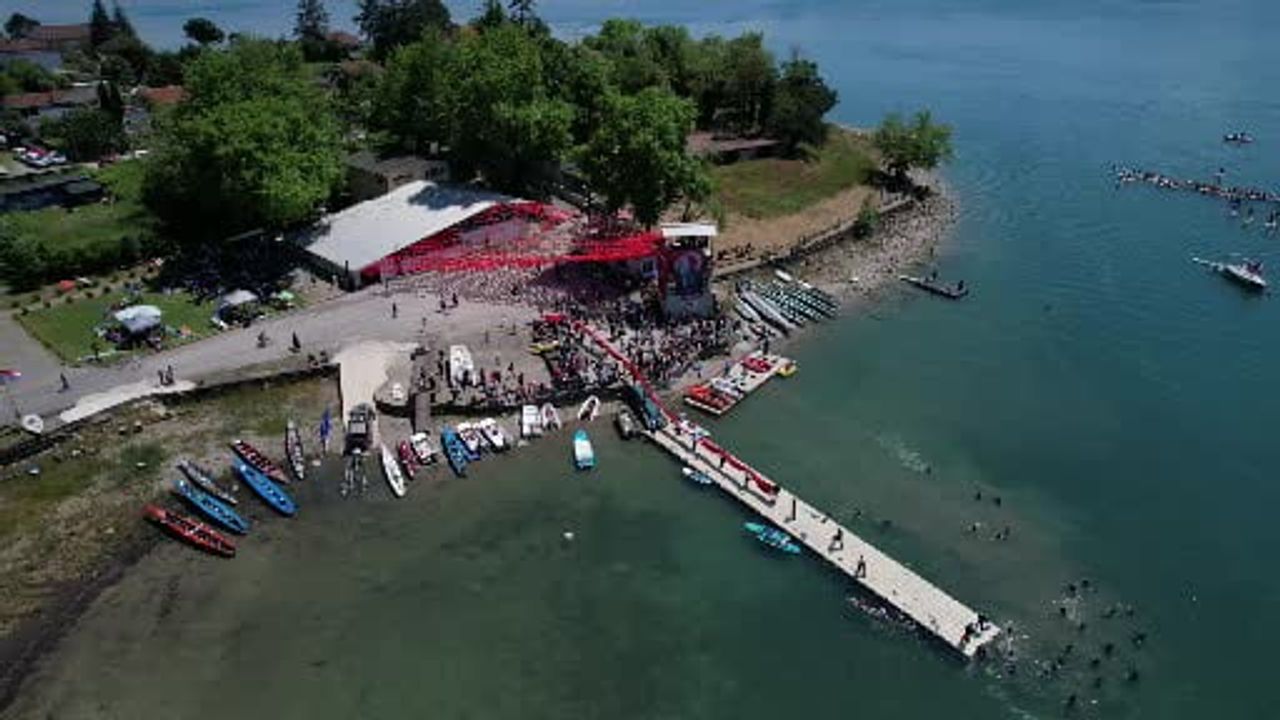 Sapanca Gölü'nde 19 Mayıs'ta bin 923 m²'lik Türk bayrağı su yüzeyinde açıldı