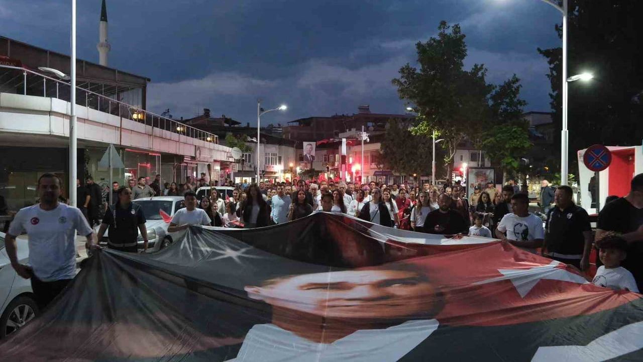 Sarıgöl'de 19 Mayıs Coşkusu: Fener Alayı, Atatürk Posteri ve Birlik Mesajı