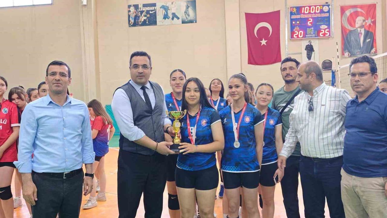 Sarıgöl'de Liseler Arası Kız Voleybol Turnuvası'nda çekişmeli final
