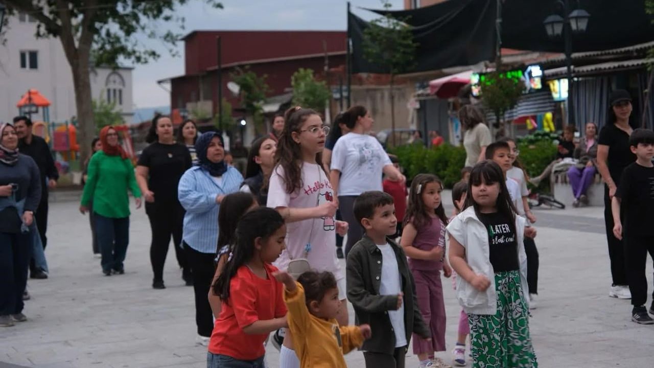 Sarıgöl'de müzik eşliğinde spor etkinliği Atatürk Kent Meydanı'nı doldurdu