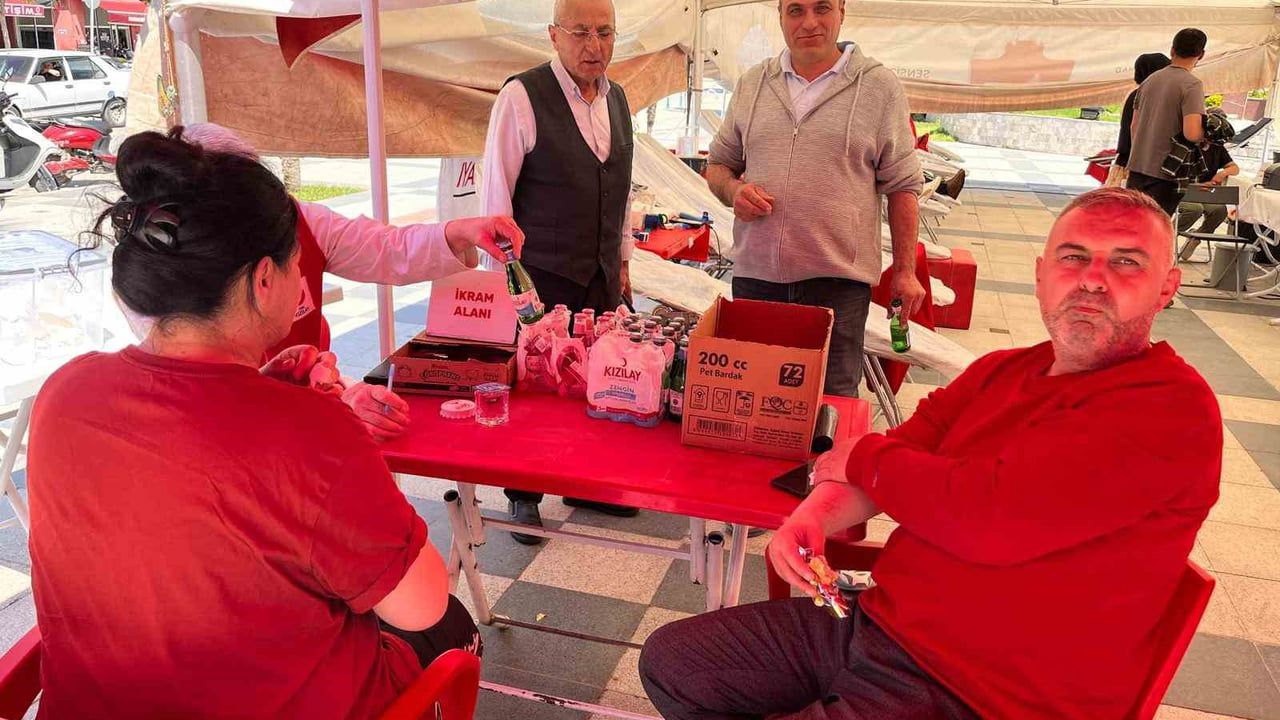 Sarıgöl'de öğrencilerin teşvikiyle hediyeli kan bağışı kampanyası: İlk günde 80 ünite toplandı