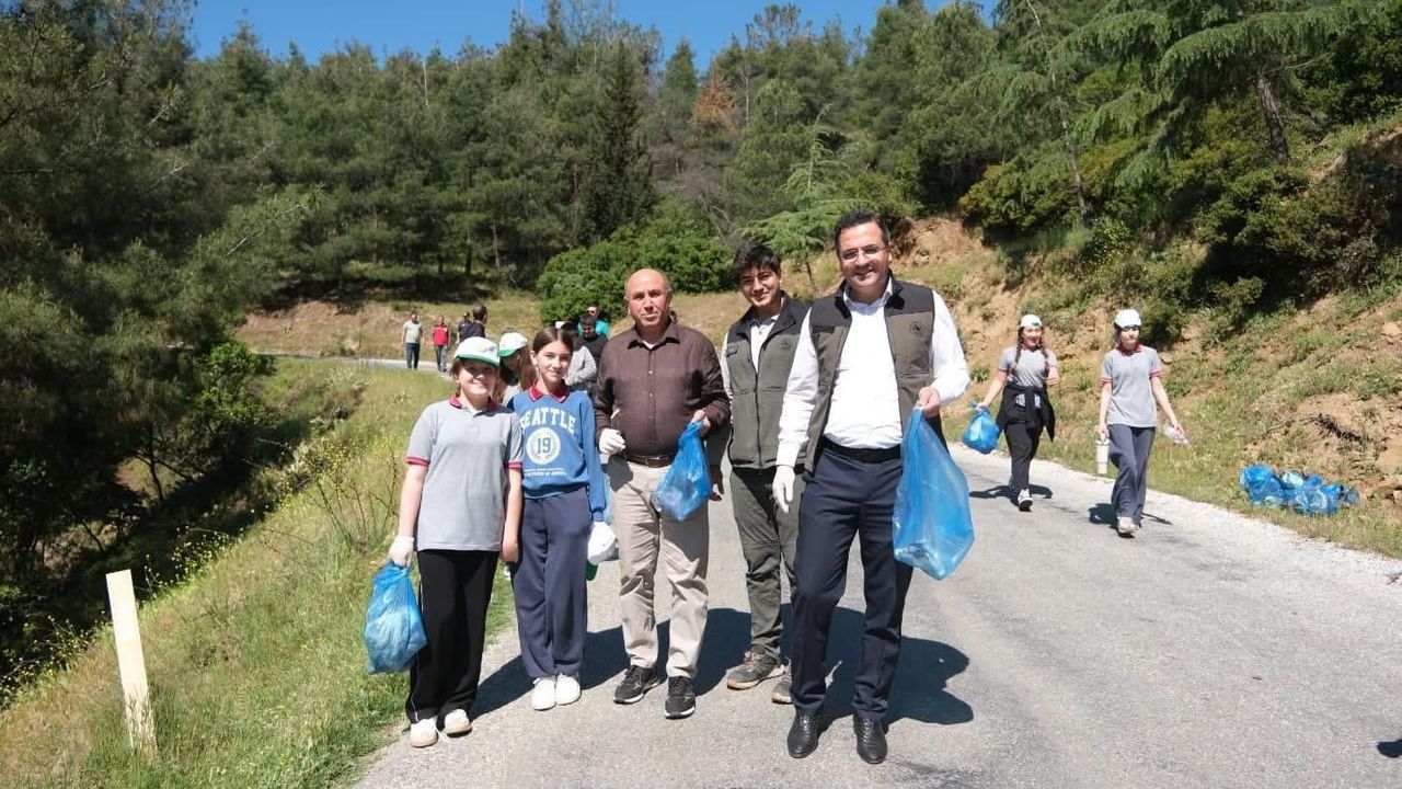 Sarıgöl'de 'Orman Benim' etkinliğinde öğrenciler ve protokol çevre temizliği yaptı