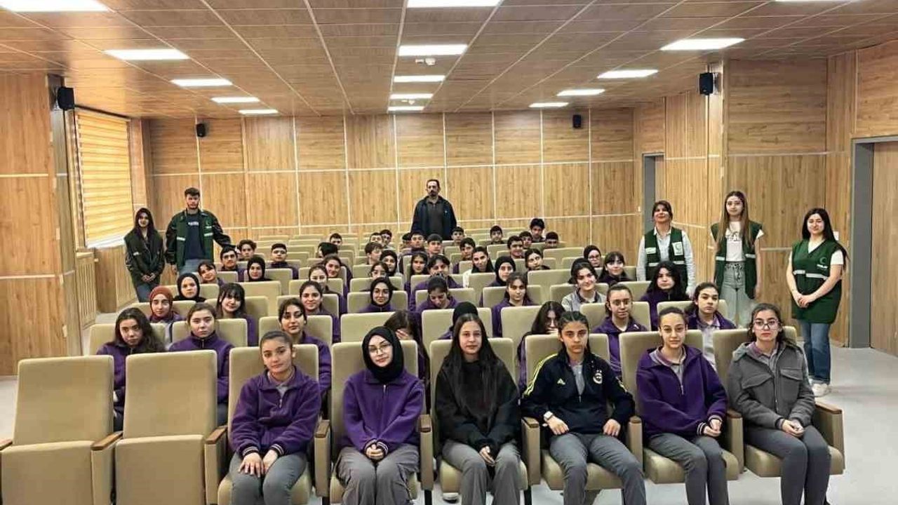 Sarıkamış Fen Lisesi'nde Yeşilay'dan yurt öğrencilerine bağımlılık farkındalığı eğitimi