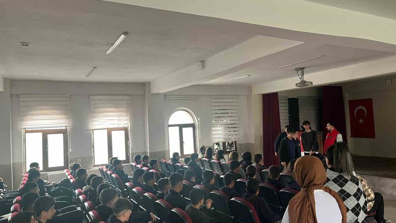 Sarıkamış’ta liselilere terörle mücadele ve dijital güvenlik semineri