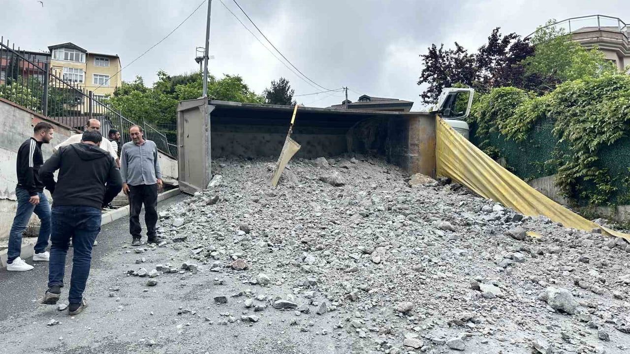 Sarıyer'de moloz yüklü kamyon rampada geri kayıp devrildi; sürücü hafif yaralandı