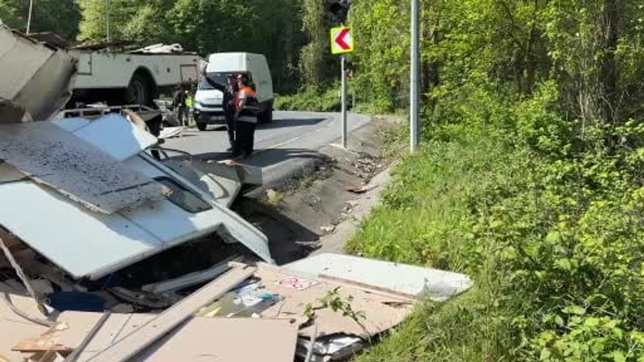 Sarıyer Zekeriyaköy'de karavan bariyerlere çarptı, sürücü Okan Demir hayatını kaybetti